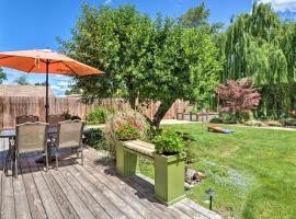 Central Medford Family Retreat with Large Yard!、メドフォードのホテル