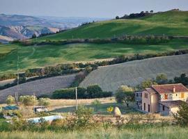 Casale meraviglioso Val d'Orcia con piscina, hótel í Radicofani