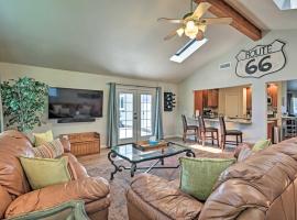 Pet-Friendly Flagstaff Home with Mountain View, hotel en Flagstaff