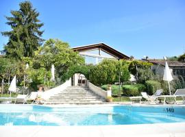 Mansion in Ombra with shared Pool, hotel a Camino