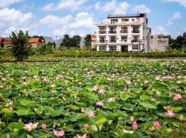 Lotus Hotel Ninh Bình, готель у місті Ніньбінь