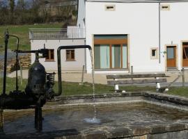 Gîte du Paquis, hotel sa parkingom u gradu Florenville