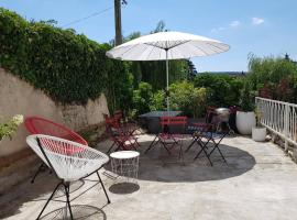 Maison au cœur du vignoble champenois, hotel v destinaci Landreville