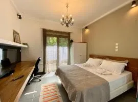 Small Gem Studio Athens, next to metro nomismatokopeio