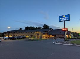 Cobblestone Inn & Suites - Merrill, hotel con estacionamiento en Merrill