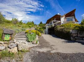 Exceptional view of the Serre-poncon lake, Embrun beach and mountains, готель у місті Амбрен