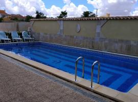 Casa Rural la Veguilla, hotelli, jossa on uima-allas kohteessa La Almarcha