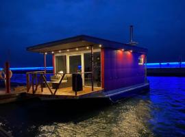 Cozy Floating house with sauna: Tallinn şehrinde bir aile oteli