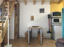 Studio privé avec cuisine sdb et terrasse privés, дешевий готель у місті Saint-Sever
