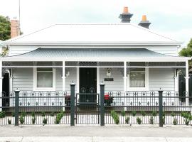 Saint Brides - Superior Boutique Accomodation - STEPS TO PAKINGTON STREET, feriebolig i Geelong