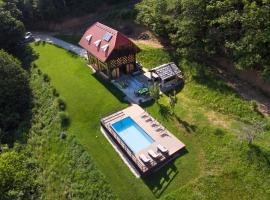 Rustic retreat with pool počitnice na kozolcu, alquiler vacacional en Sevnica