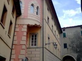 Mansarda con solarium panoramico su centro storico di Sarteano vicino alle famose terme della Val d'Orcia, hótel í Sarteano