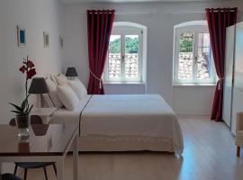 Comfortable studio in old town, hotel v destinaci Labin