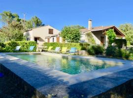 Villa familiale avec piscine et grand jardin arboré proche des lacs โรงแรมในTavernes