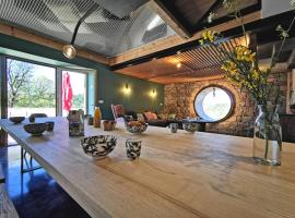 Gite atypique 14 couchages en pleine nature, vacation rental in Lapte