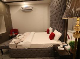 Cuzzy Inn Hotel, hotel malapit sa Emporium Mall, Lahore