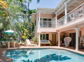 Old Lahaina House-Walk to town & beach!, Hotel in Lahaina