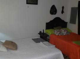 Mendoza’s Guest House, hotel with parking in Santa Ana