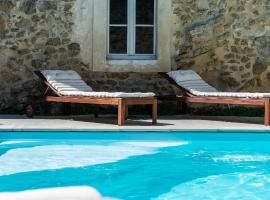 LA MAISON DE LIVIA, chambres et table d'hôtes, hotel with pools in Sauzet