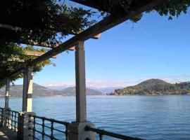 Holiday house by the lake, hotel in Arona