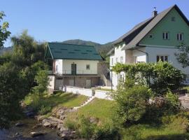 Stunning Riverview Garden House in Zamost, hotel in Plešce
