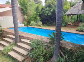 Harties Family 1 x En-Suite Room - 5 Sleeper, hotel con piscina a Hartbeespoort