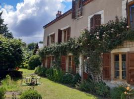 le buisson de la gariole ,chambre rhétaise, hotel s parkiralištem u gradu 'Aubigny-sur-Nère'