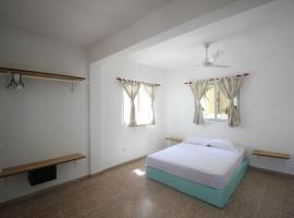 Bungalow 10 Cozy room at just steps from the beach and in town center، فندق بالقرب من مطار غريغوريو لوبيرون الدولي - POP، 