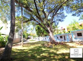 Bungalow 19 Cozy room at just steps from the beach and in town center, strandleiga í Sosúa