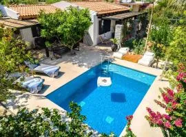 HALO Ligaria Suite 100m next to the beach with private pool