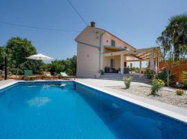 Crassula Summer Villa with Private Pool, hotell i Kras