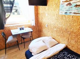 SUB HEL. Budżetowe pokoje w domu z basenem. Wokół domu tylko natura. Balkon zbyteczny., apartment in Hel