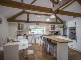 Stunning Barn Conversion next to Horse Field sleeps 10, hotel in Morpeth