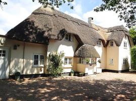 Beautiful Character 5 Bedroom Dorset Thatched Cottage - Great Location - Garden - Parking - Fast WiFi - Smart TV - Newly decorated - sleeps up to 10! Only 18 mins drive to Sandbanks Beach! Close to Bournemouth & Poole, sewaan penginapan di Wimborne Minster