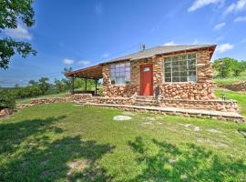 Enchanting Hilltop Cottage in Medicine Park!, מלון בMedicine Park