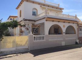4 Bed 3 Bath Villa Sleeps 8, Pool Wifi Tv Close to Beach Restaurants and Shops, hotel in Los Alcázares