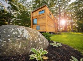 Tuxbury Pond Camping Resort Tiny House Emerson, tiny house in South Hampton