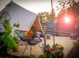 Pokoje u Basi Glamping Mikołajki – hotel w mieście Mikołajki