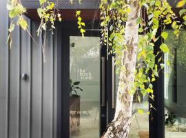 Viesnīca The Birch Studio - BOUTIQUE ACCOMODATION - CENTRAL to WINERIES and BEACHES pilsētā Leopold, netālu no apskates objekta Adventure Park Geelong