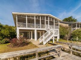 Tranquil Creekfront Cottage Cozy Stay in Litchfield, South Carolina, hotel dengan parking di Pulau Pawleys