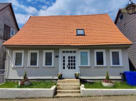 Neues schönes Ferienhaus mit großer Grillterrasse für 12 Personen im Harz, holiday home in Sankt Andreasberg