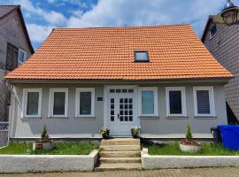 Neues schönes Ferienhaus mit großer Grillterrasse für 12 Personen im Harz, vacation home in Sankt Andreasberg