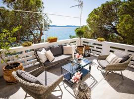 Zadar Center Beach Apartment - DIRECTLY ON THE SEA &ndash; hotel w mieście Zadar