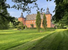 Ferienwohnungen Jagdschloss Adolphsburg, hotel familiar en Kirchhundem