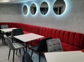 Red Cube Hotel, Hotel in Kamjanez-Podilskyj