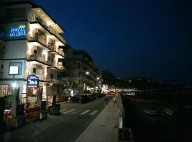 Hotel La Riva, hótel í Giardini Naxos