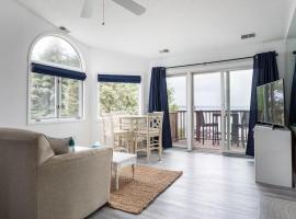 Beach 321 with Vaulted Ceilings Pool Hot Tub and Stunning Views from Private Deck، فندق في ترافيرس سيتي