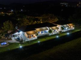 Blue Houses Apartments, хотел в Финикунда