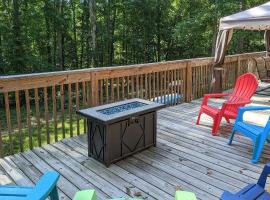 The Lake Place Cabin with Golf Cart and Free Kayaks!, alquiler temporario en Lavonia