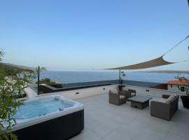 Exclusive Seafront Suite with jacuzzi, beach hotel in Zavala